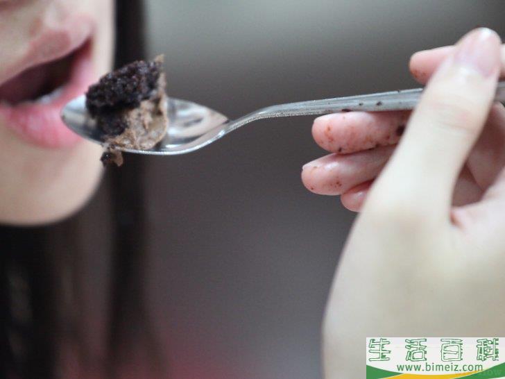 如何吃纸杯蛋糕