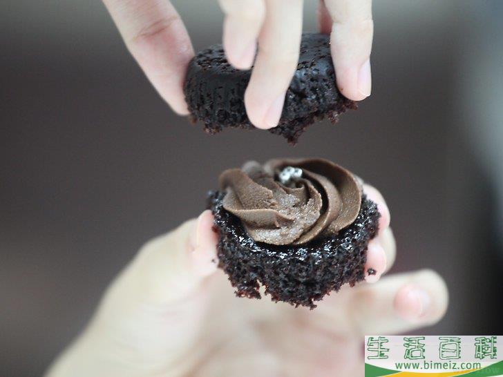 如何吃纸杯蛋糕