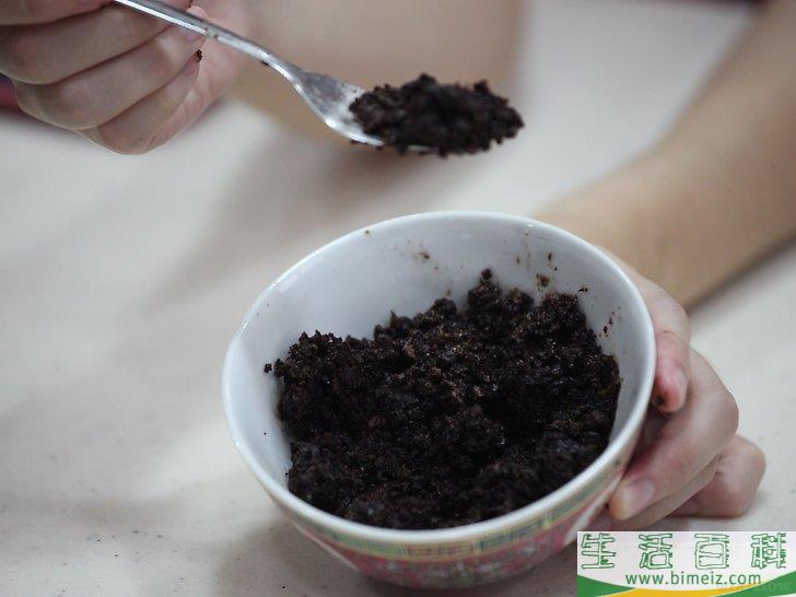 如何吃纸杯蛋糕