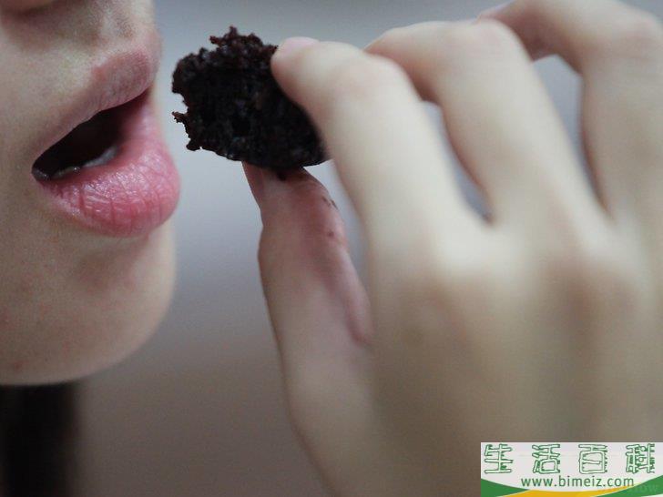 如何吃纸杯蛋糕