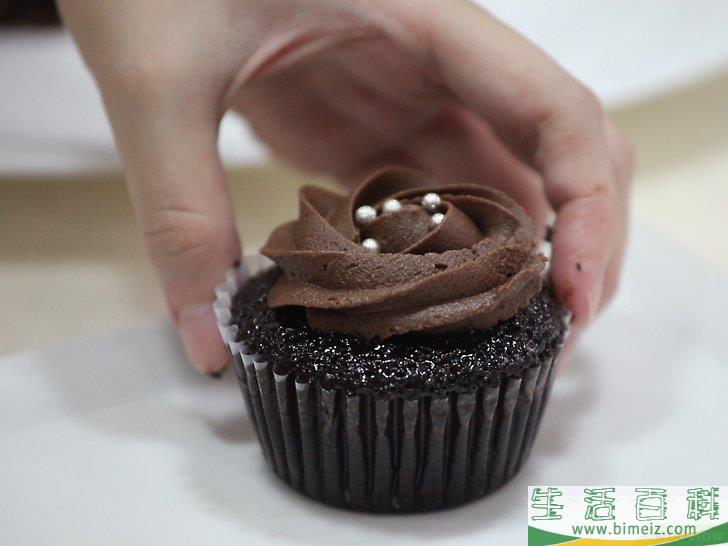 如何吃纸杯蛋糕