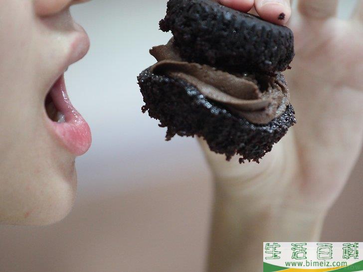 如何吃纸杯蛋糕