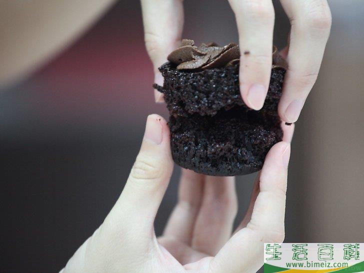 如何吃纸杯蛋糕