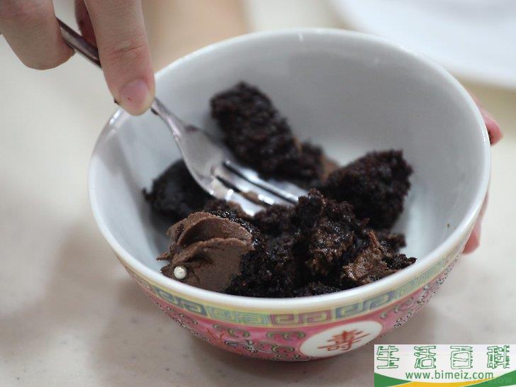 如何吃纸杯蛋糕