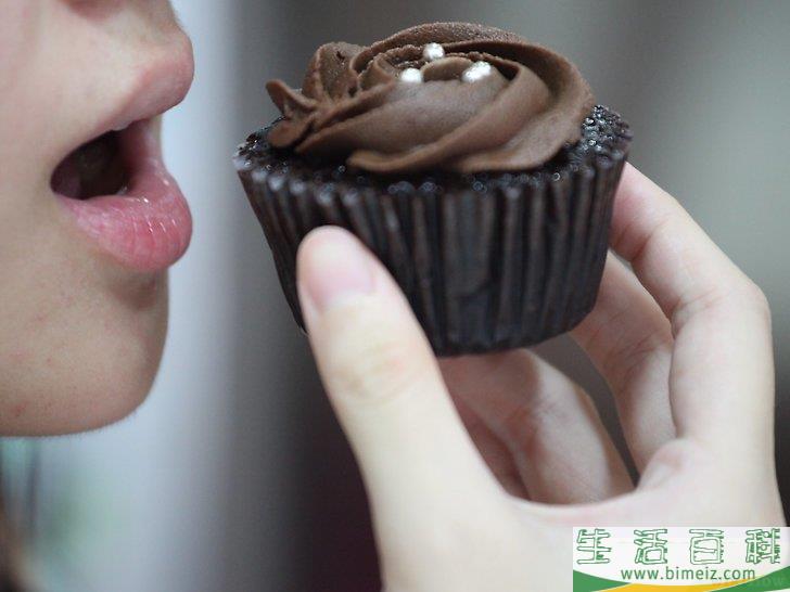 如何吃纸杯蛋糕