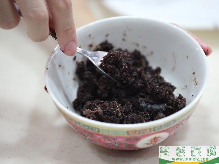 如何吃纸杯蛋糕