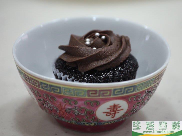 如何吃纸杯蛋糕