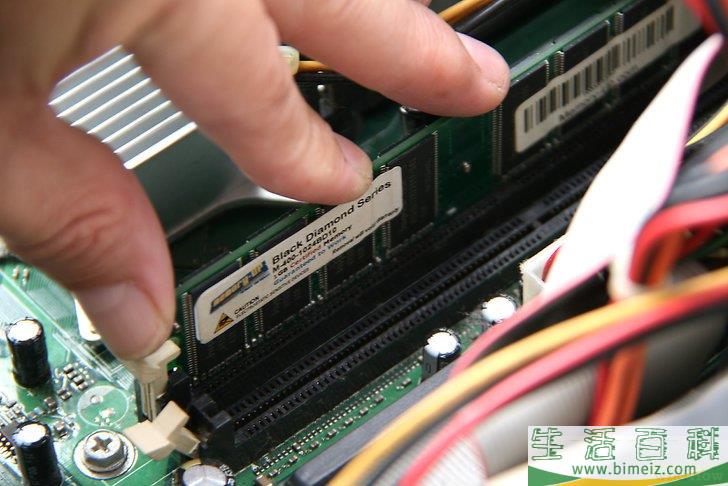 如何安装计算机内存