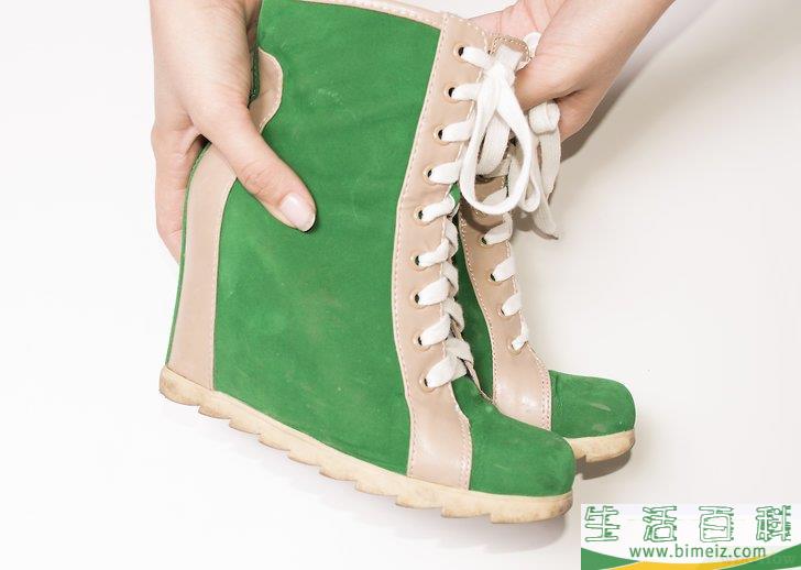 怎么穿着楔跟运动鞋
