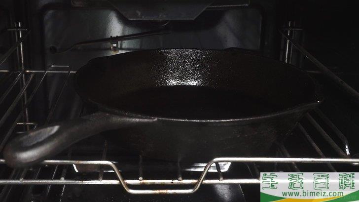 怎么让平底铁锅形成防粘层