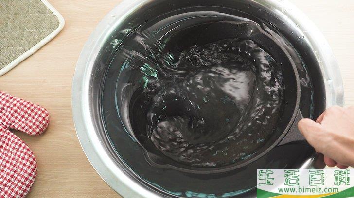 怎么让平底铁锅形成防粘层