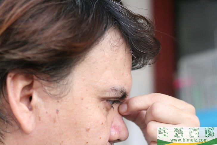 怎么让眼睛变红