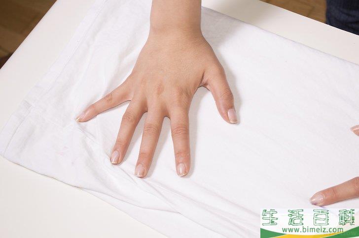 怎么把T恤剪成V领