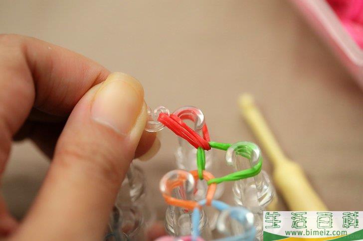 怎么制作彩虹织机橡皮筋手链