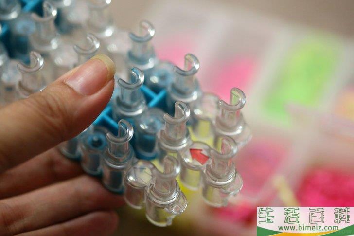 怎么制作彩虹织机橡皮筋手链
