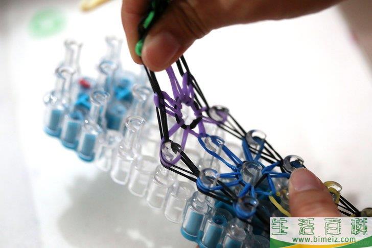 怎么制作彩虹织机橡皮筋手链
