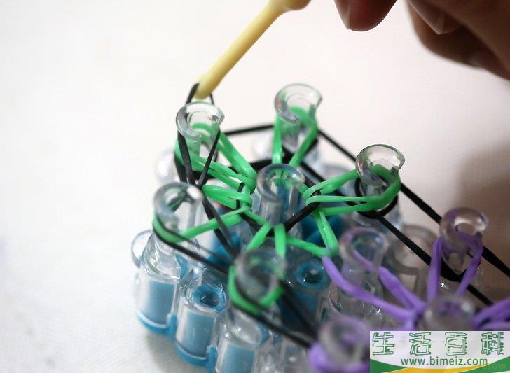 怎么制作彩虹织机橡皮筋手链