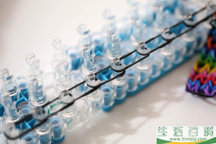 怎么制作彩虹织机橡皮筋手链