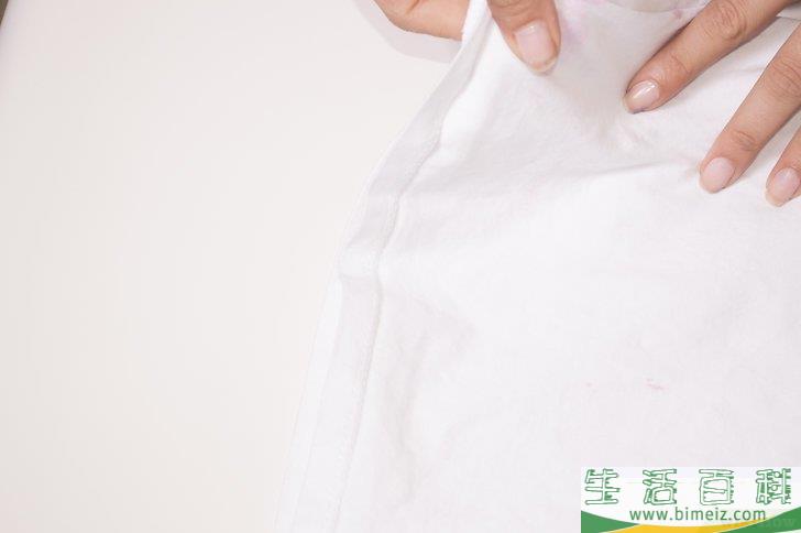怎么把T恤剪成V领
