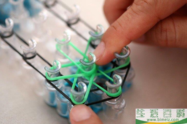 怎么制作彩虹织机橡皮筋手链