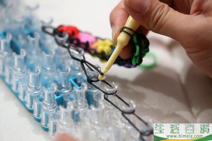 怎么制作彩虹织机橡皮筋手链