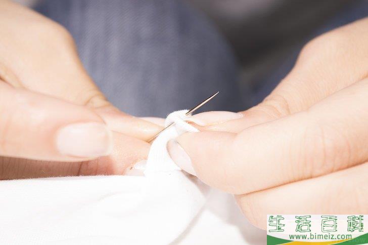 怎么把T恤剪成V领