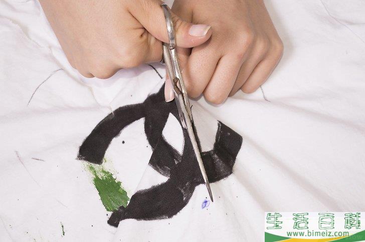 怎么把T恤剪成V领
