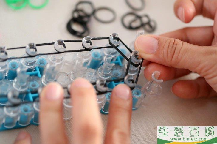 怎么制作彩虹织机橡皮筋手链