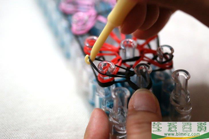 怎么制作彩虹织机橡皮筋手链