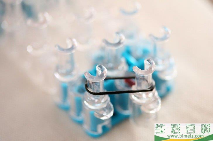 怎么制作彩虹织机橡皮筋手链