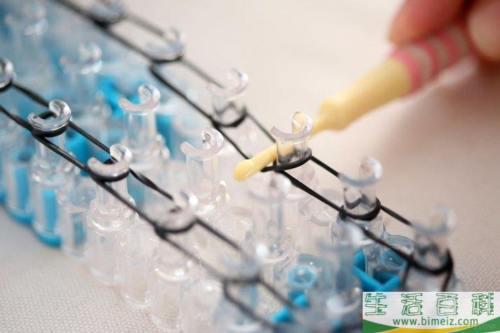 怎么制作彩虹织机橡皮筋手链