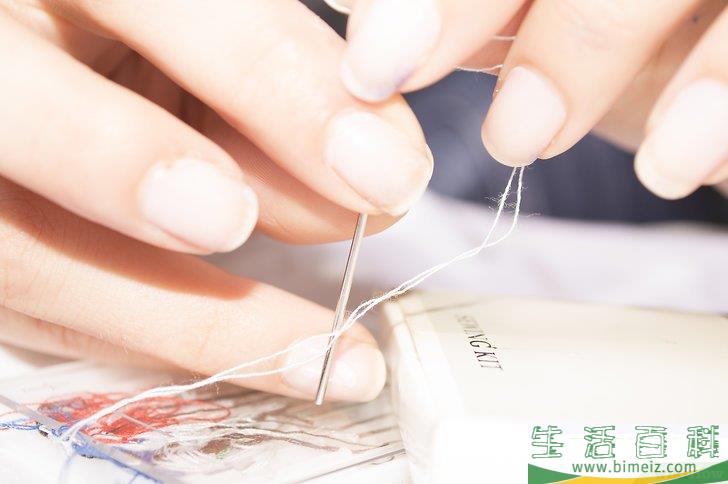 怎么把T恤剪成V领