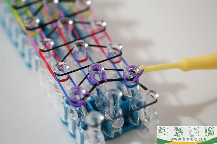怎么制作彩虹织机橡皮筋手链