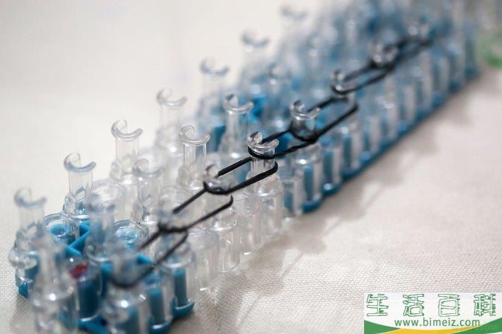 怎么制作彩虹织机橡皮筋手链