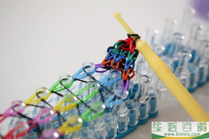怎么制作彩虹织机橡皮筋手链