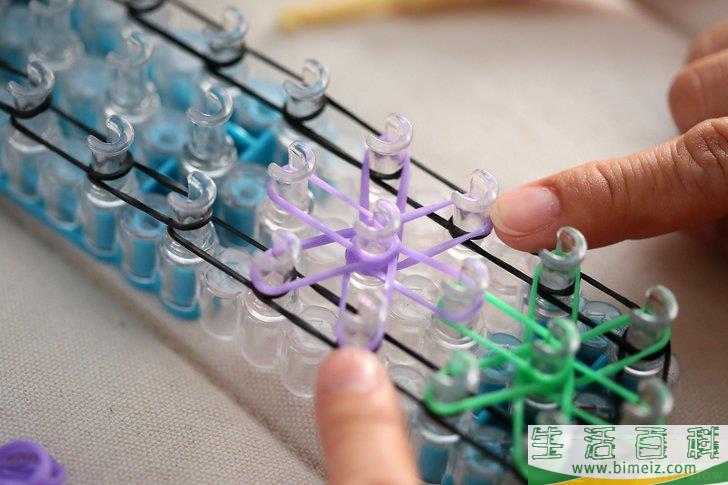 怎么制作彩虹织机橡皮筋手链