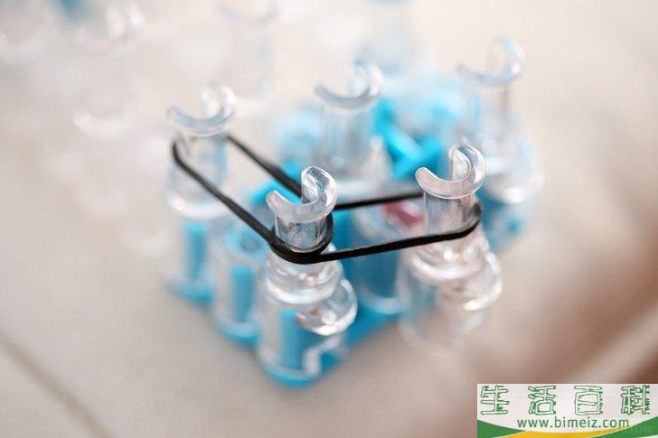 怎么制作彩虹织机橡皮筋手链