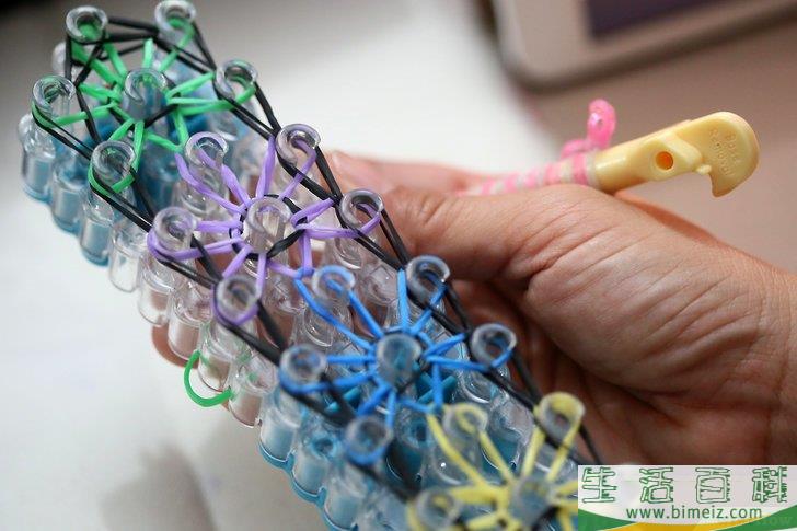怎么制作彩虹织机橡皮筋手链