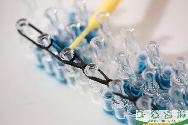 怎么制作彩虹织机橡皮筋手链