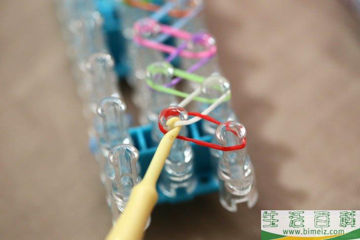 怎么制作彩虹织机橡皮筋手链