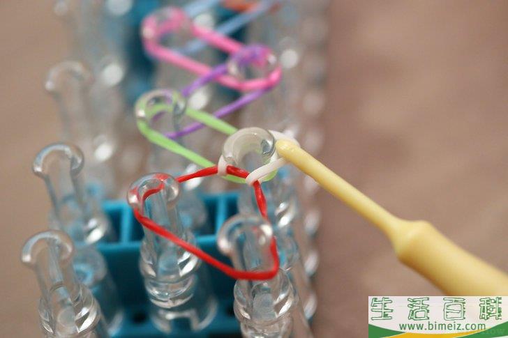 怎么制作彩虹织机橡皮筋手链