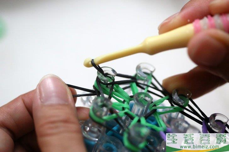 怎么制作彩虹织机橡皮筋手链