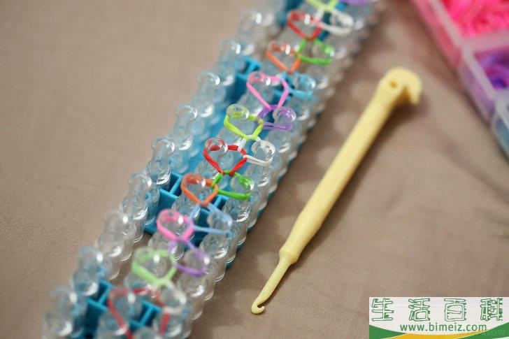 怎么制作彩虹织机橡皮筋手链