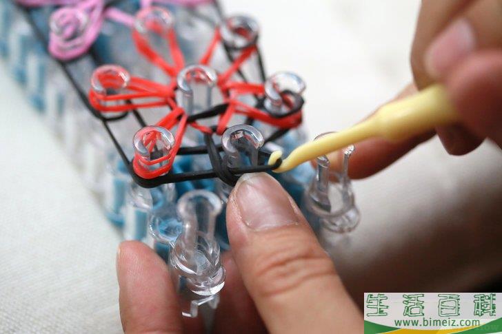 怎么制作彩虹织机橡皮筋手链