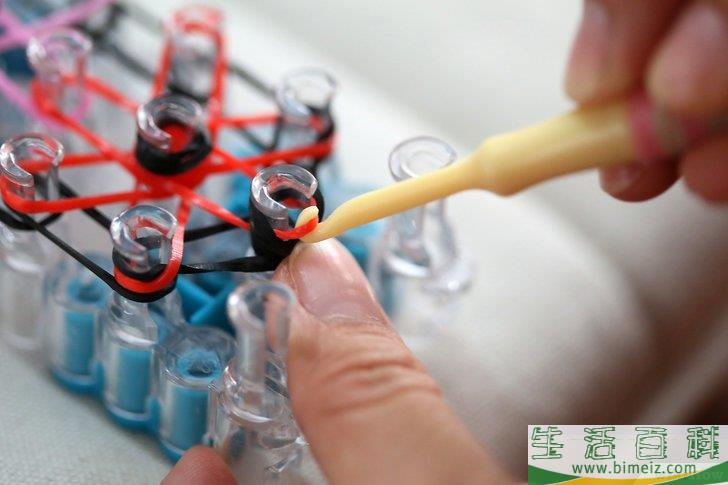 怎么制作彩虹织机橡皮筋手链