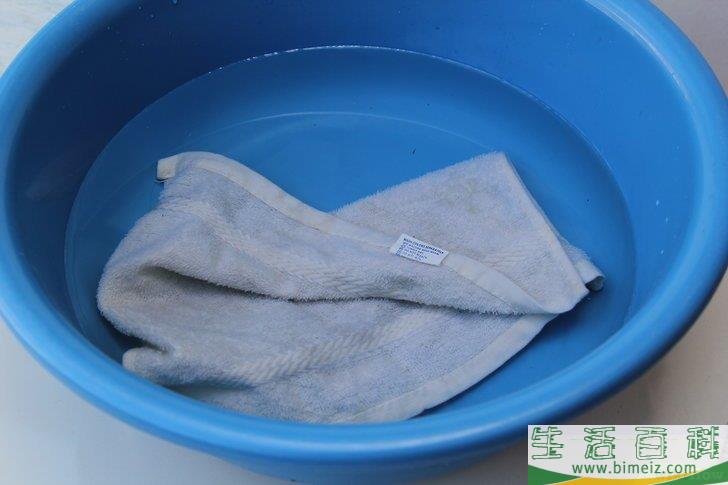 怎么去除布料上的干血迹
