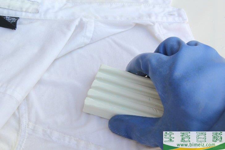怎么去除布料上的干血迹