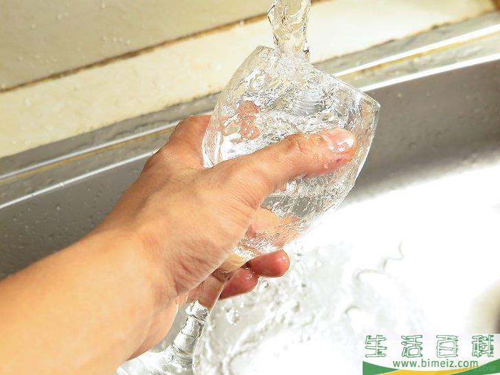 怎么在酒杯上绘画