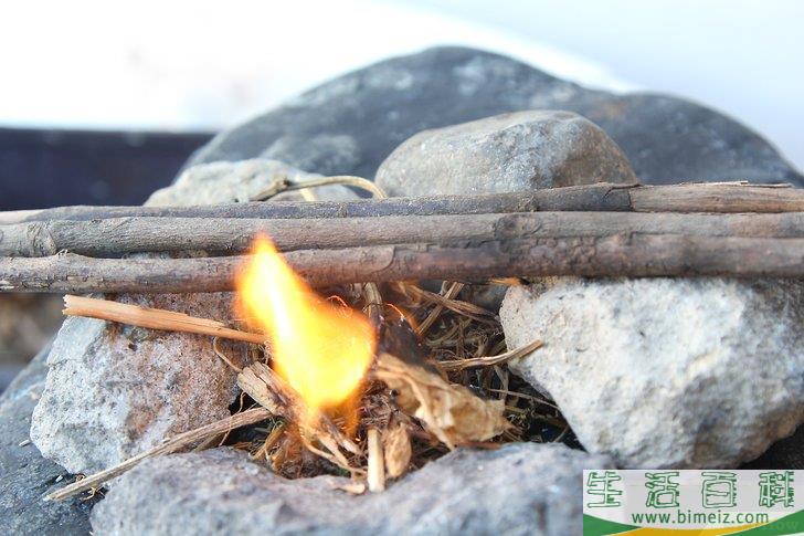 怎么在没有火柴或打火机的情况下生火
