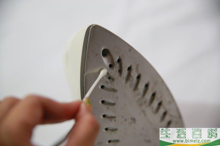 怎么清理熨斗底板